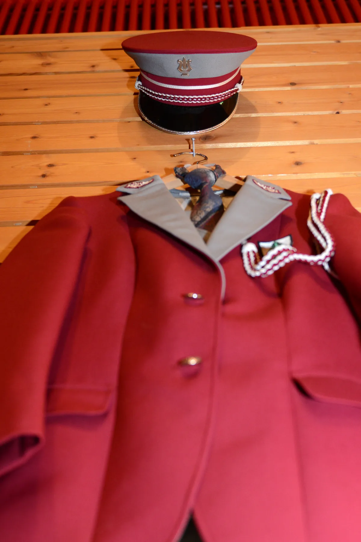 Dazu gehören ein klassischer rot-grauer Anzug mit grauem Gilet, eine florale Krawatte und natürlich ein Hut. Neuuniformierung der Harmonie Bauma, 4. November 2023