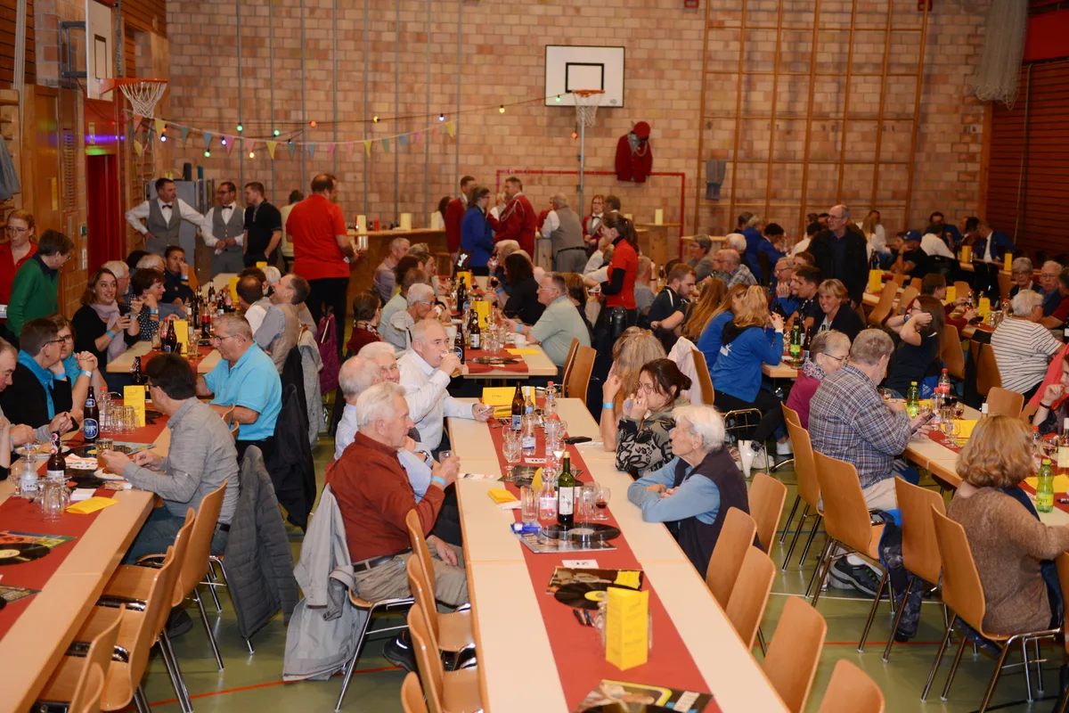 Die Besucher verkürzten die Wartezeit auf die neue Uniform mit einem Schwatz. Neuuniformierung der Harmonie Bauma, 4. November 2023
