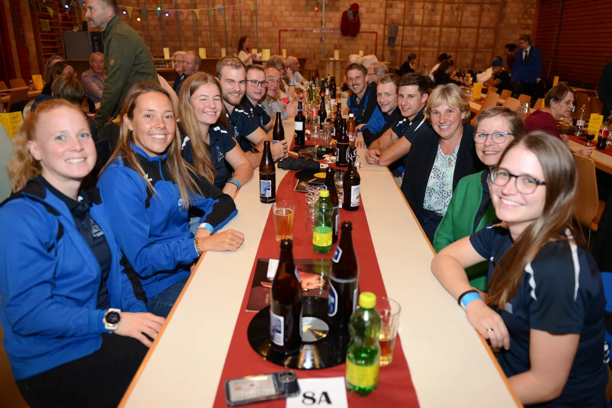 Im Publikum sass auch Unterstützung aus dem Vereinsleben – hier Mitglieder des TV Bauma. Neuuniformierung der Harmonie Bauma, 4. November 2023