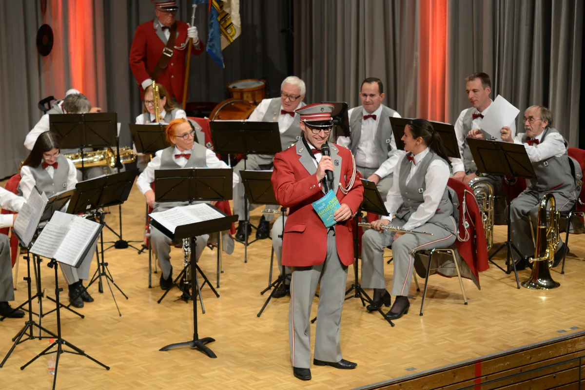 Zum letzten Mal begrüsste Präsident Marcel Gubler das Publikum in alter Harmonie-Bauma-Montur. Der Flyer gab bereits einen Vorgeschmack auf die neue Farbe. Neuuniformierung der Harmonie Bauma, 4. November 2023