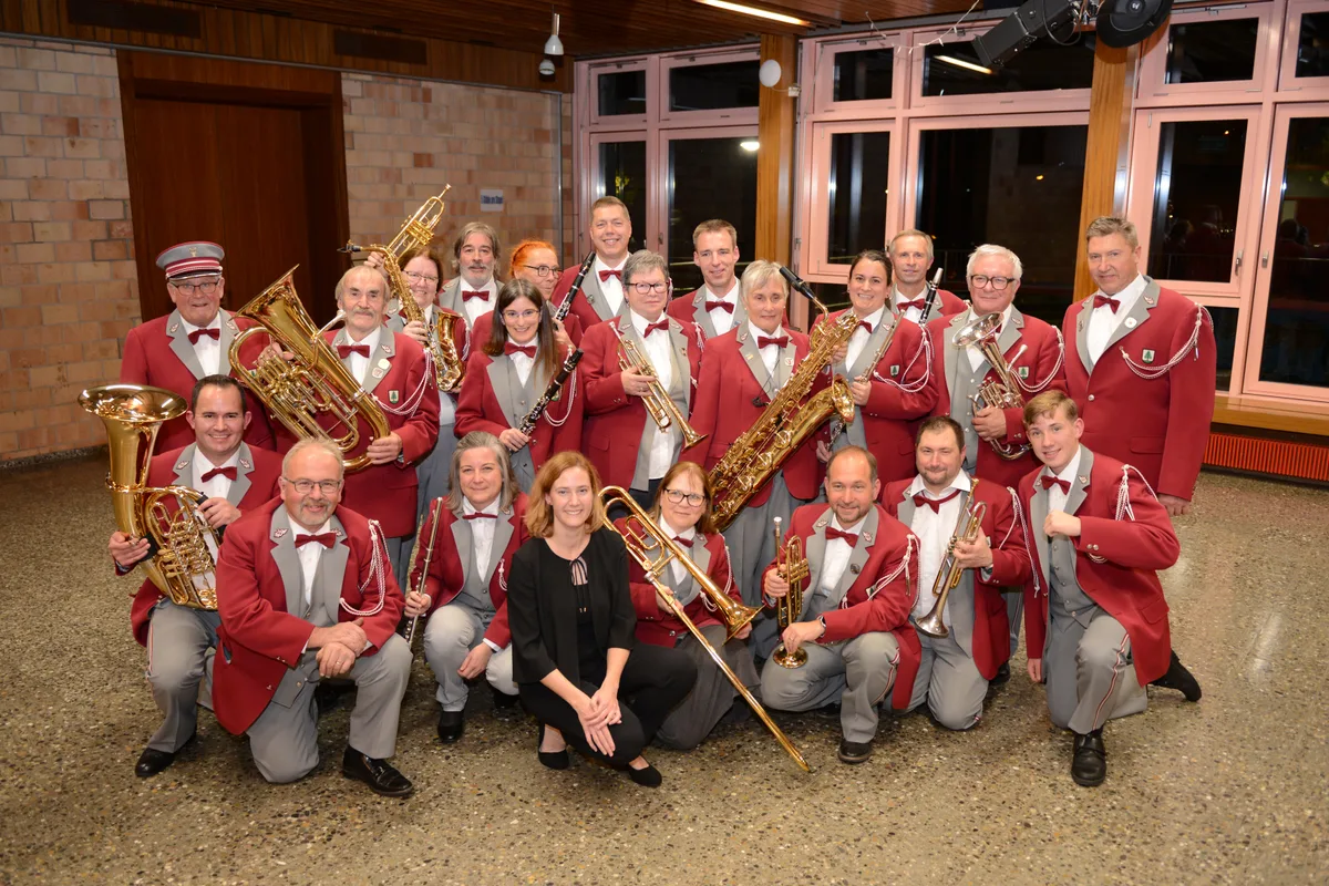 Das klassische Gewand ist mittlerweile 34 Jahre alt – an dem Anlass haben die Mitglieder auch einen Blick in die Geschichte der Uniform geworfen. Neuuniformierung der Harmonie Bauma, 4. November 2023