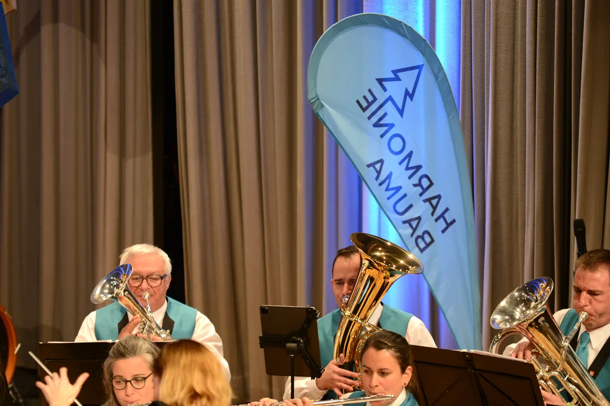 Im selben Atemzug hat sich der Musikverein auch gleich ein neues Logo zugelegt. Neuuniformierung der Harmonie Bauma, 4. November 2023