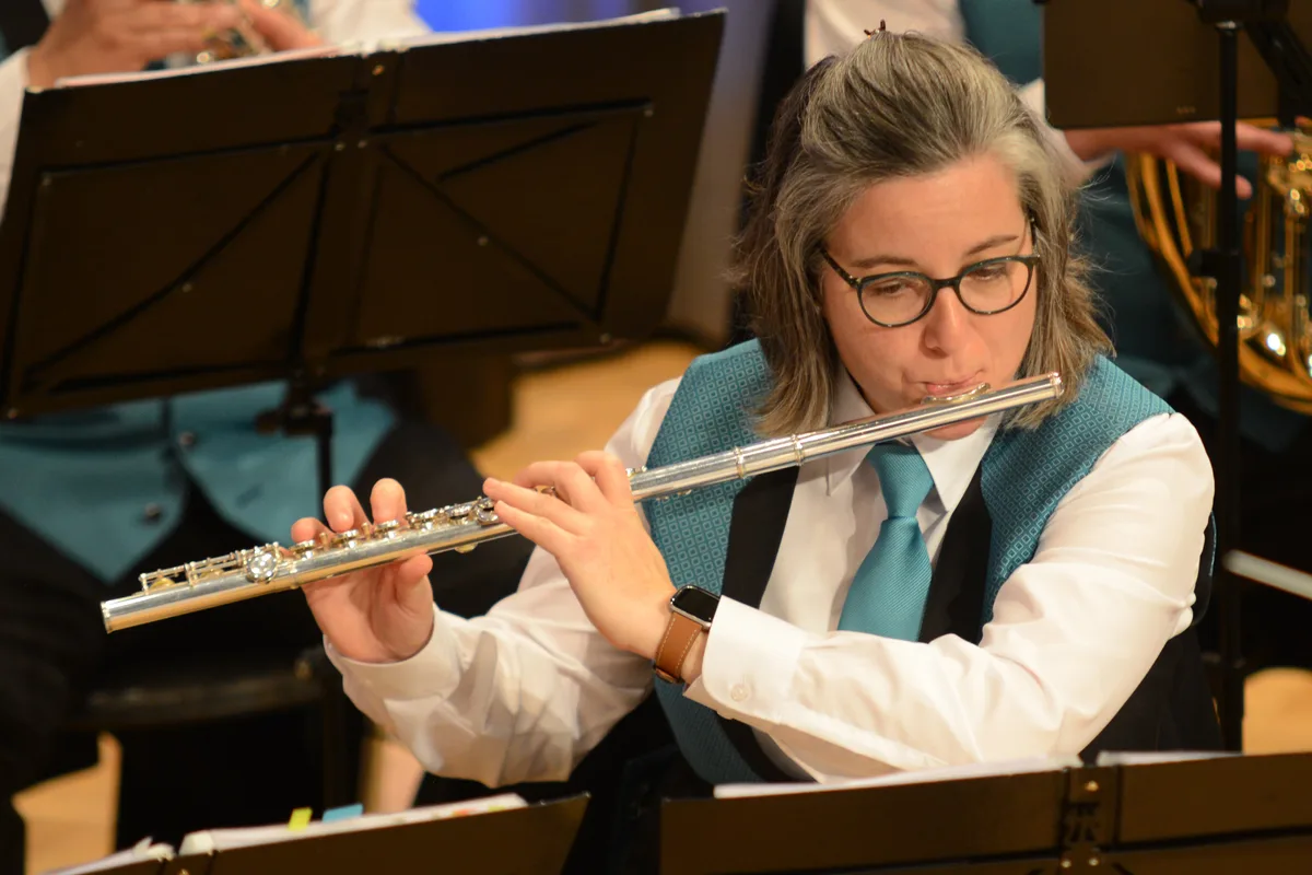 «Da spielt es sich gleich leichter!», könnte sich Querflötistin Andrea Schellenberg gedacht haben. Neuuniformierung der Harmonie Bauma, 4. November 2023