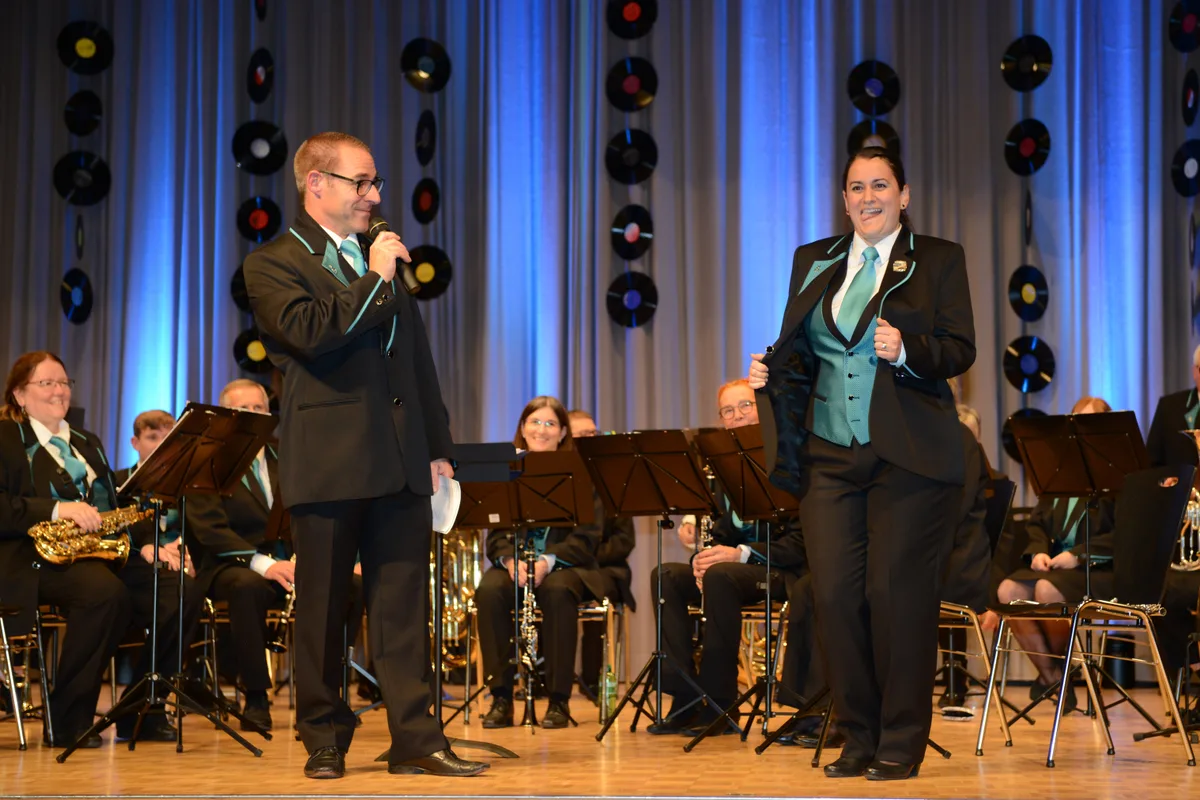 Nach kurzer Unterbrechung präsentierte sich die Harmonie im neuen Kleid – mit gemustertem Gilet, dafür ohne Hut. Neuuniformierung der Harmonie Bauma, 4. November 2023