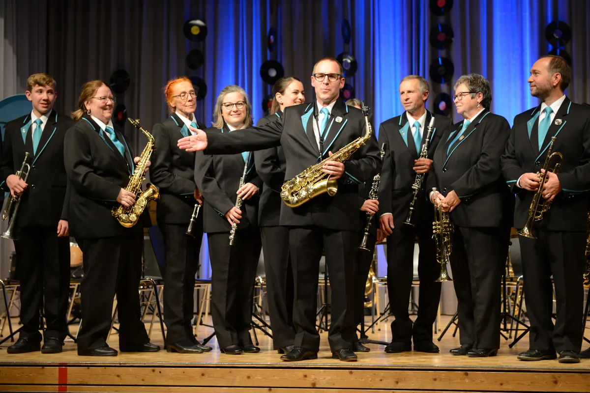 22425038-1 Die neue Uniform der Harmonie Bauma ist schwarz Blau, schlicht und chic.
