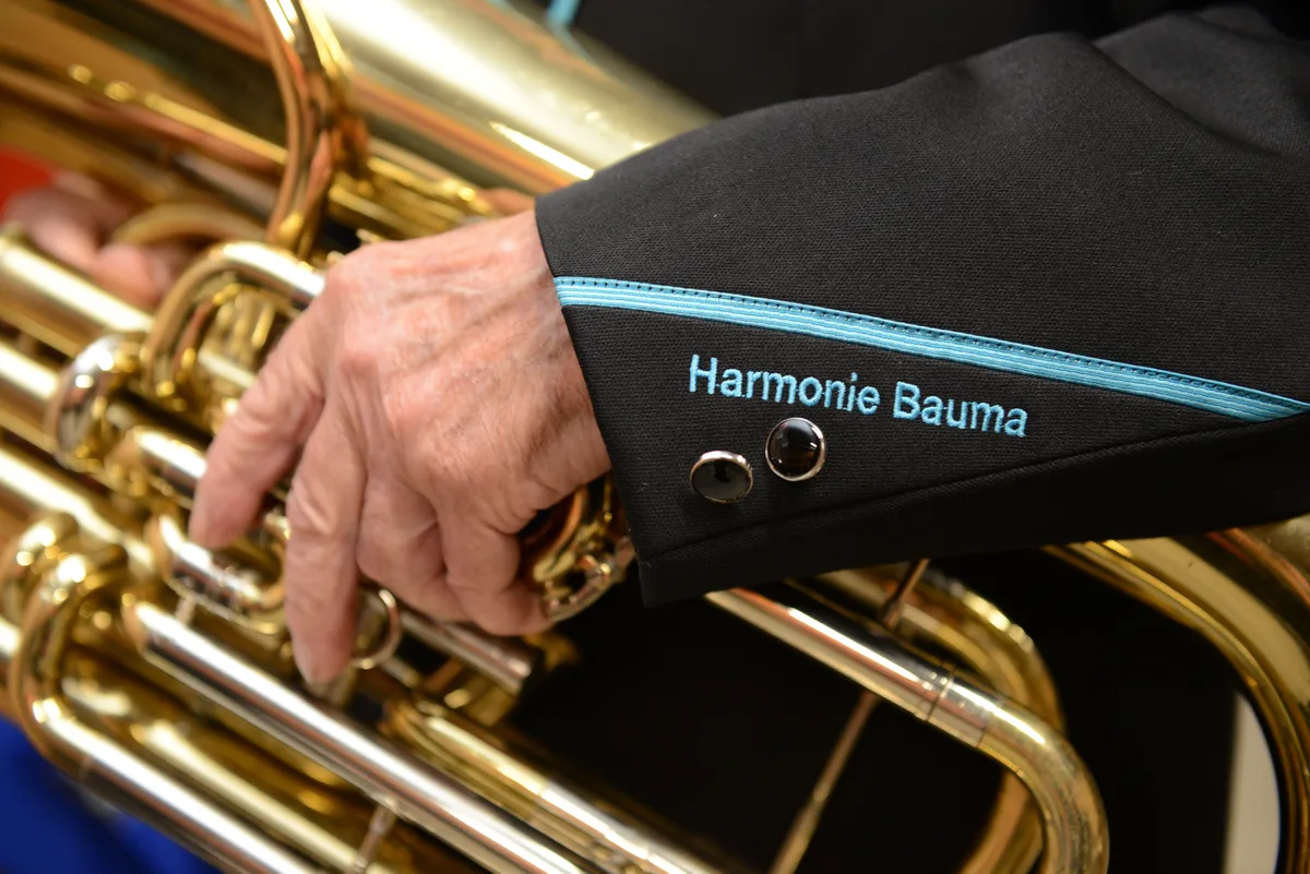 Bei der neuen Uniform wurde auf die Details geachtet: Am linken Ärmel ist der Vereinsname eingestickt. Neuuniformierung der Harmonie Bauma, 4. November 2023