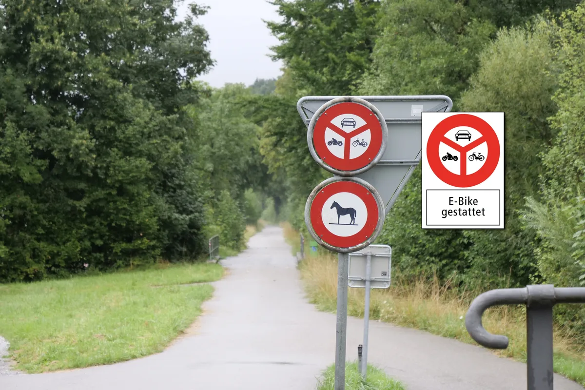 Seit dem 1. Juli können schnelle E-Bikes auf Wegen mit Fahrverbot erlaubt werden. Dafür braucht es die abgebildete Zusatztafel.