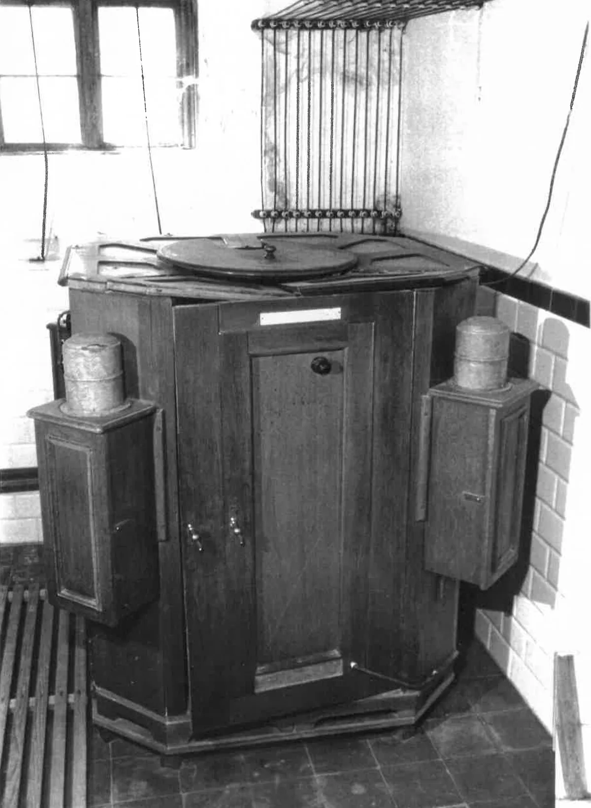 Diese Apparatur stand früher im «Gyrenbad». So wurde früher im «Gyrenbad» gebadet und geschwitzt.