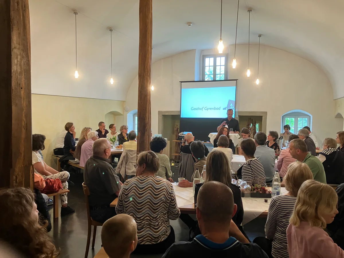 Michael Hutzli, Kommunikationsfachmann und Wilemer Gemeinderat, liest dem Publikum an der Vernissage einige erstaunliche und lustige Perlen aus dem Büchlein «Geschichten aus dem Gyrenbad» vor. Lesung