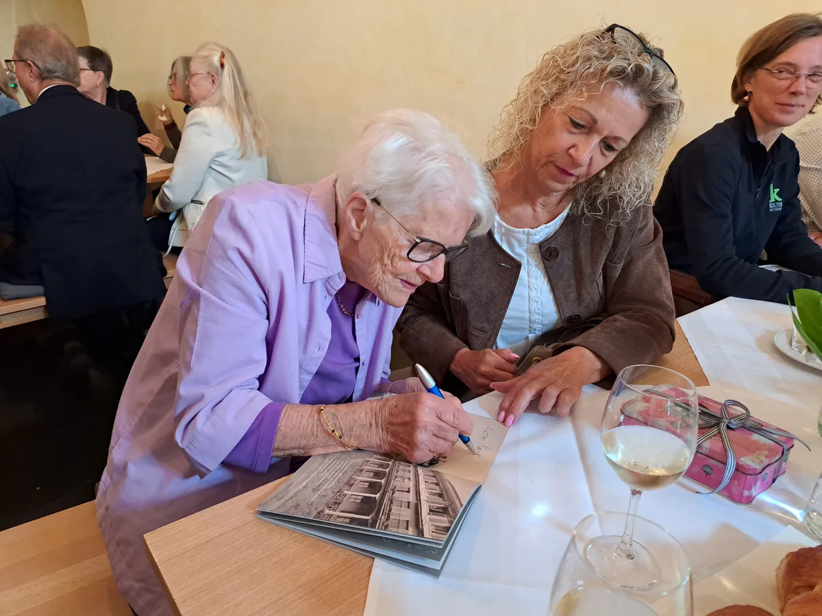 Verfasserin ist Lore Kunz. Sie war viele Jahre für das «Gyrenbad» verantwortlich und hat einen Teil ihres grossen Erinnerungsschatzes für die kommenden Generationen festgehalten. Lore Kunz