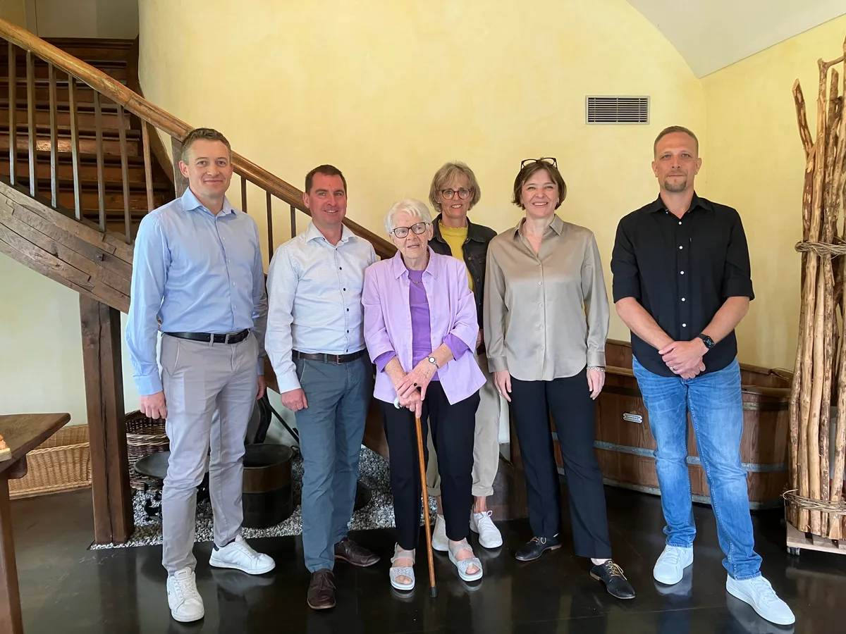 Lore Kunz (Mitte) zusammen mit (von links) Stefan Honegger, Elias Furrer, Monika Kunz, Julia Furrer und Michael Hutzli. Sie waren massgeblich an der Umsetzung des Büchleins beteiligt. Gruppenbild