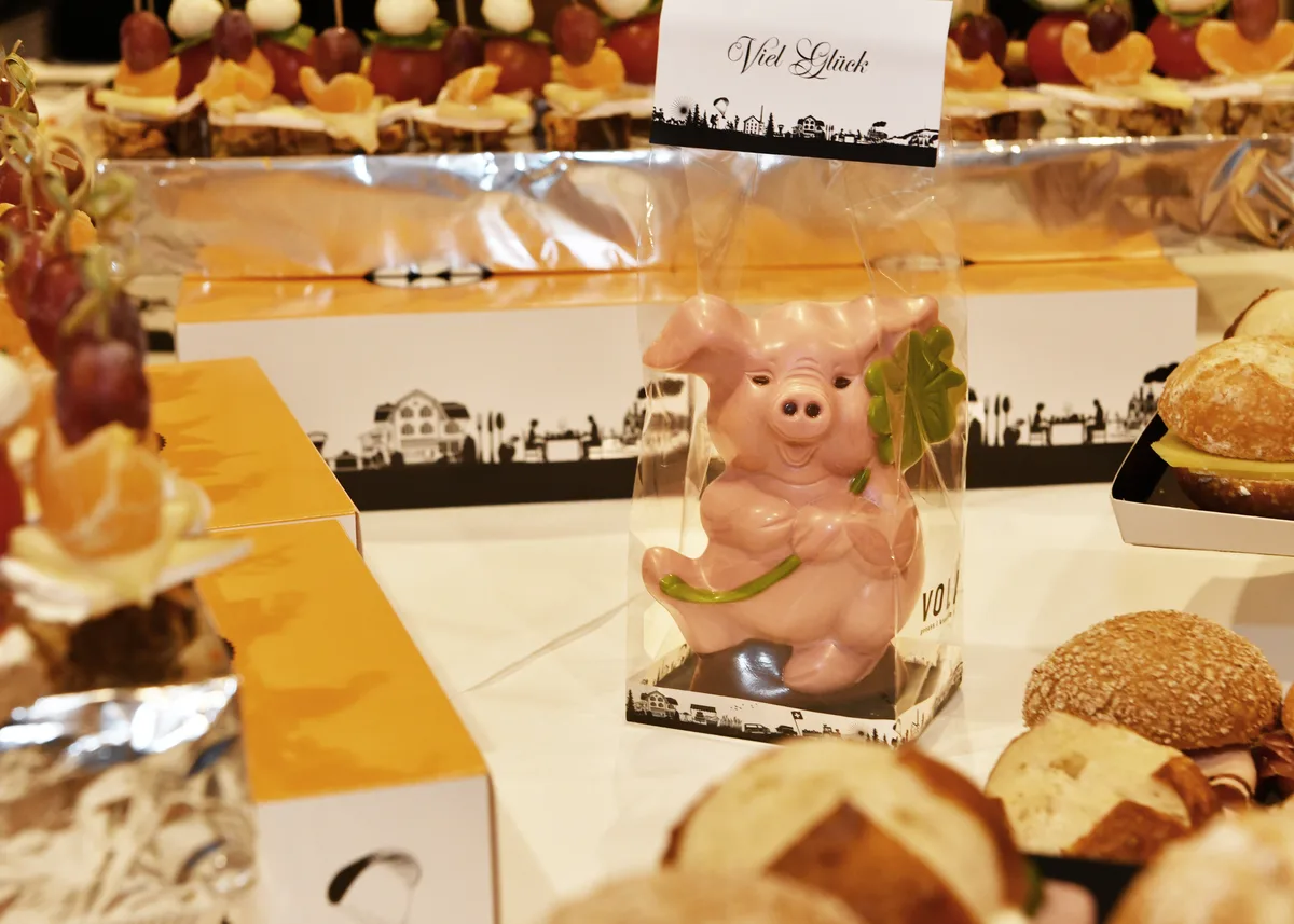 Mitten im Apero, Schwein als Gluecksfigur.