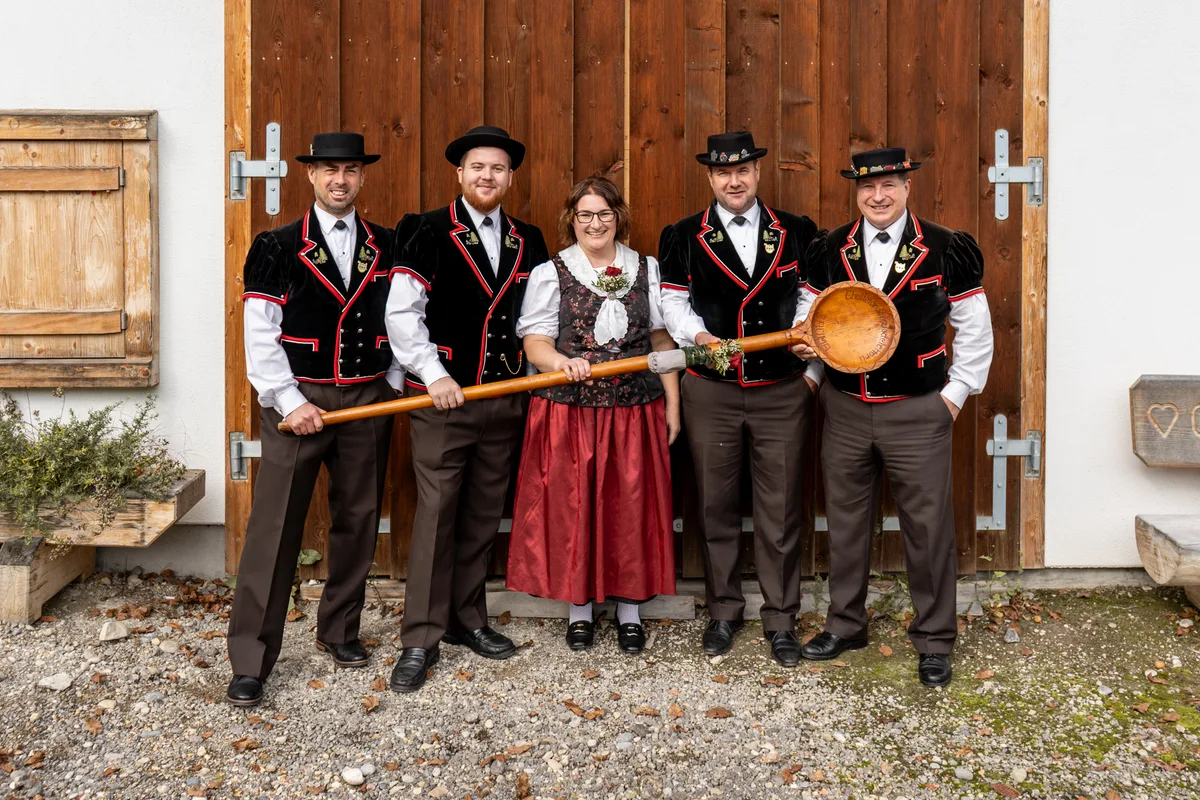 Man sieht Mitglieder eines Jodelchors in Berner Tracht, die für ein Foto posieren.