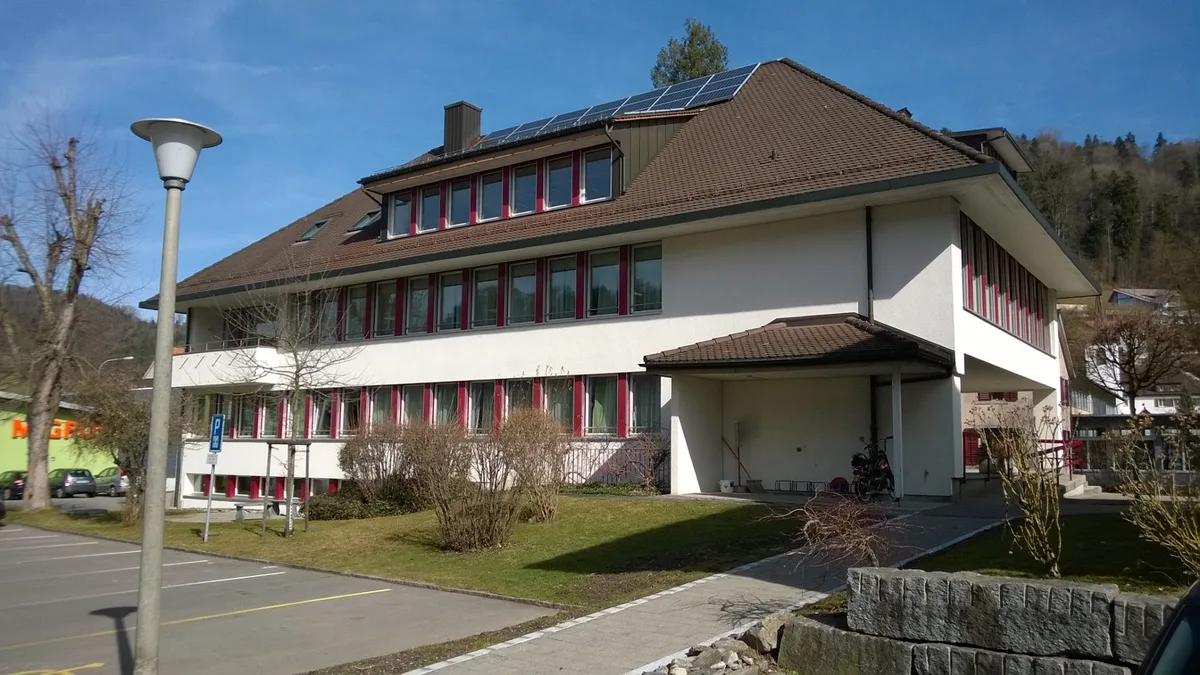 Man sieht das Gemeindehaus von Turbenthal.