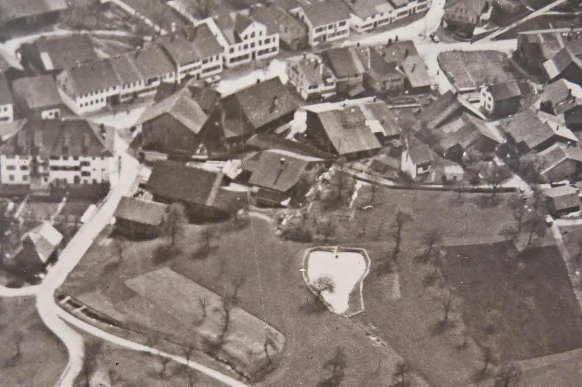 Unten der birnenförmige «Sagiweiher» 1922 auf einem Swissair-Foto. Gut sichtbar sind die Hochstämmer der Dübendorfers mit Mostbirnen. Heute steht anstelle des Sagiweihers ein Einfamilienhaus.