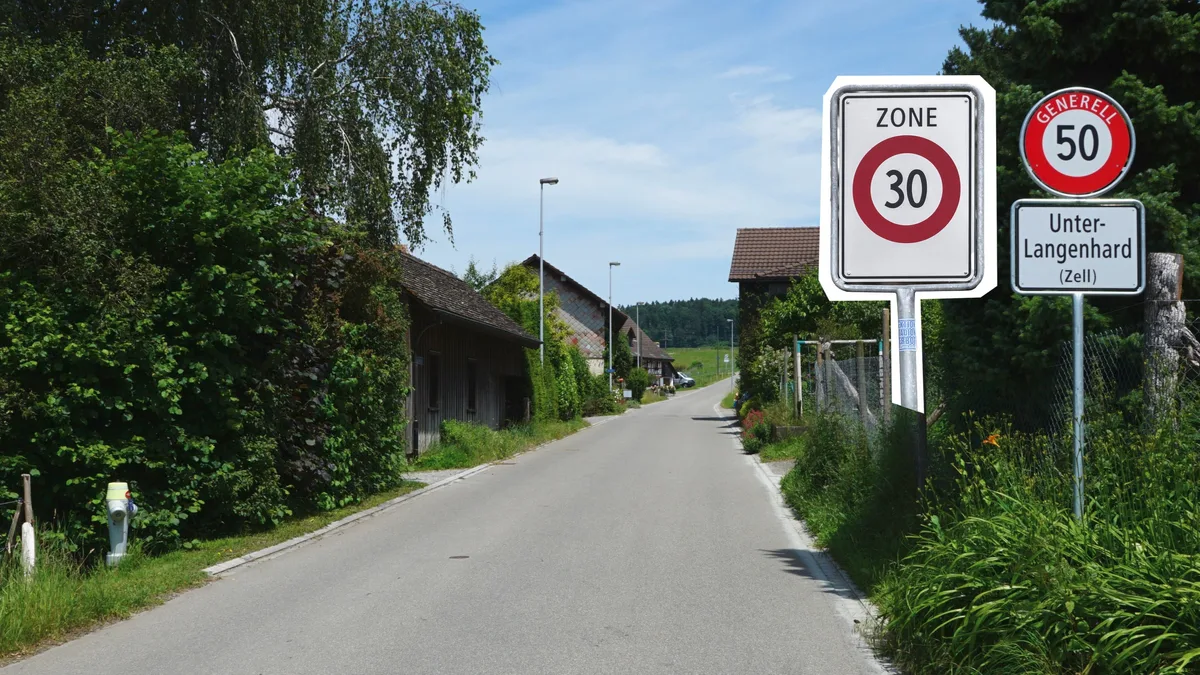 29648543-4 Wenn es nach einer Bürgerin geht, soll auf der Durchgangsstrasse in Unterlangenhard künftig Tempo 30 gelten.