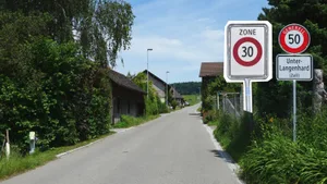 29648543-4 Wenn es nach einer Bürgerin geht, soll auf der Durchgangsstrasse in Unterlangenhard künftig Tempo 30 gelten.