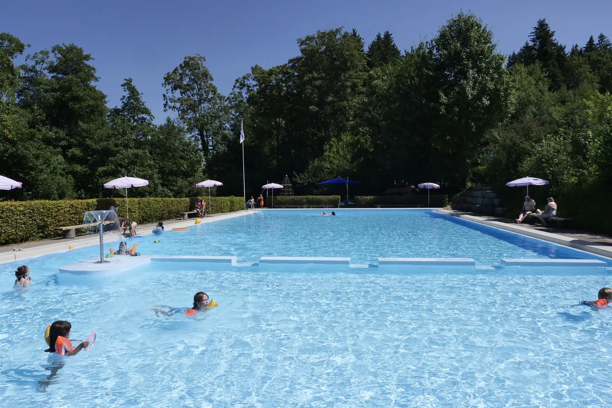 Man sieht ein Schwimmbad.