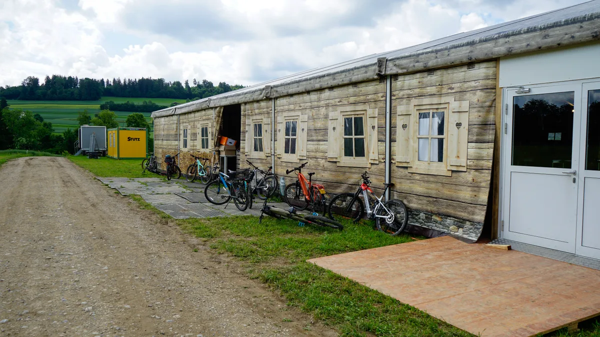 Das Gelände ist um die 16 Hektaren gross. Um schneller unterwegs zu sein, nutzen viele Helfende ein Velo. Man sieht das Festgelände der RMS in Wildberg.