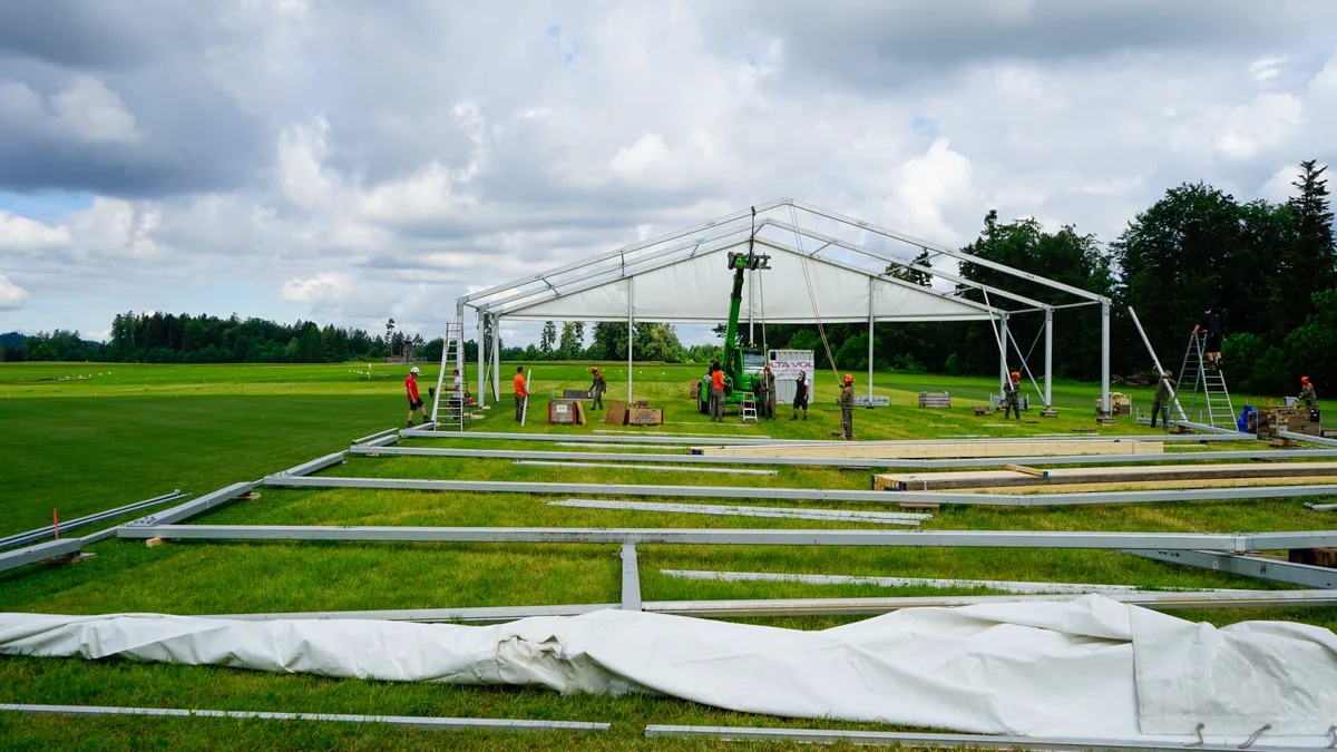 Wenige Tage vor Festbeginn sind die Aufbauarbeiten in Wildberg in vollem Gange.