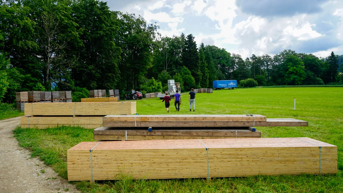 Viel Material liegt noch auf dem Gelände rum. Dieses wird in den nächsten Tagen aufgebaut. Man sieht das Festgelände der RMS in Wildberg.