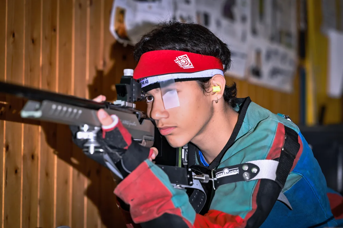 Schützenkönig Julian Zehnder beim Training – konzentriert, fokussiert und mit sicherem Auge. Schützenkönig Julian Zehnder beim Training – konzentriert, fokussiert und mit sicherem Auge.
