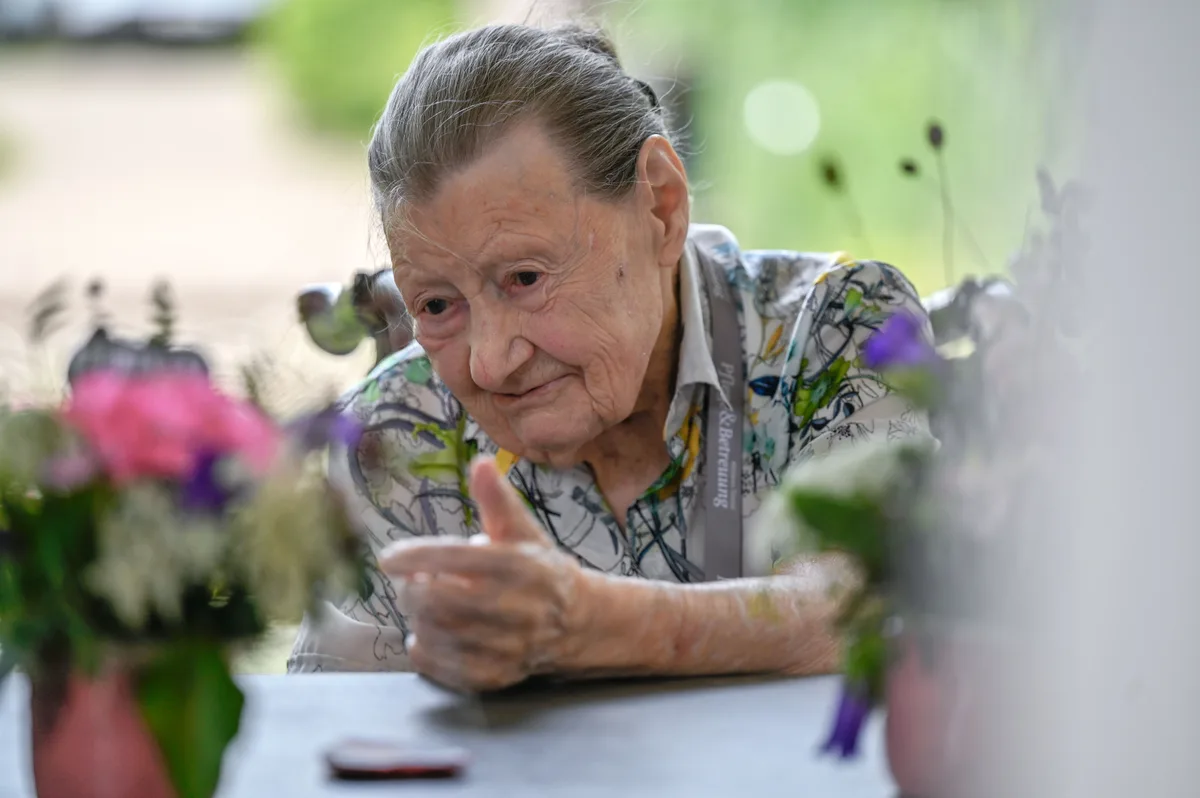 31932768-10 Mit einem Jahrhundert Lebenserfahrung hat Maria Furrer so einiges zu erzählen.