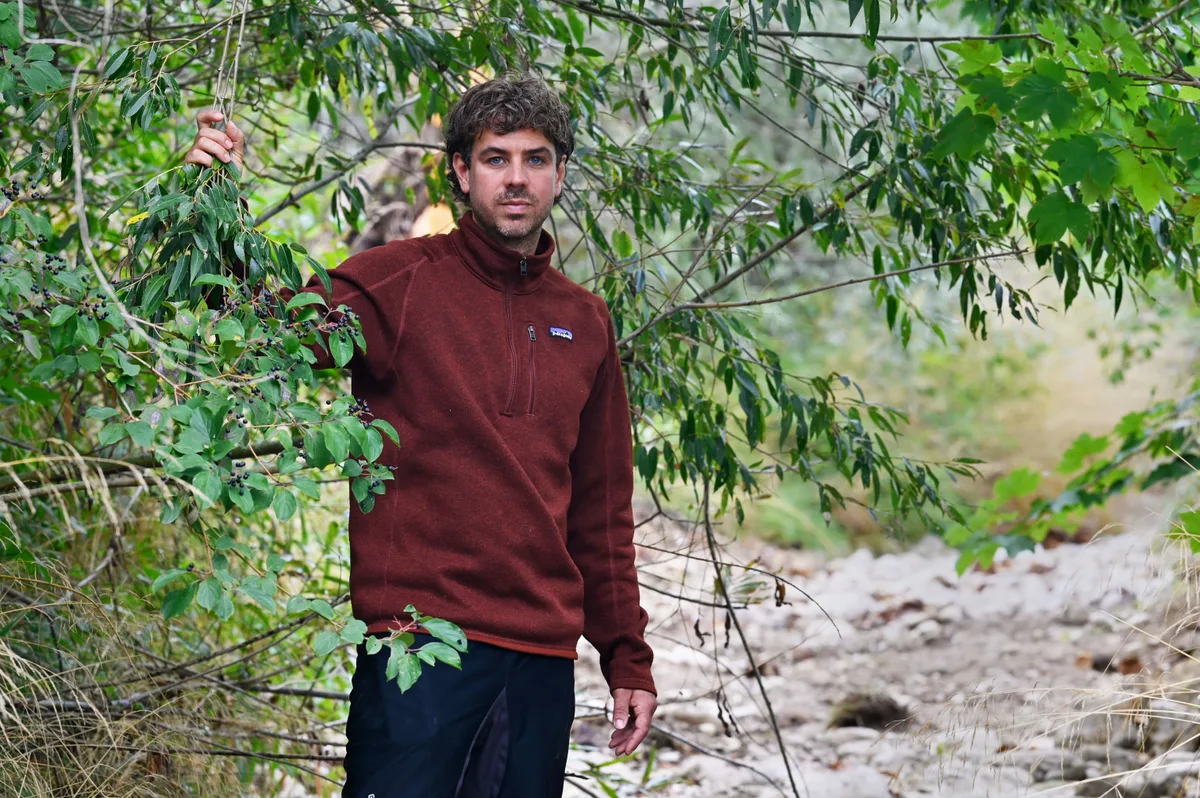 Yanik Fuchs, hier im Bachbett des Tobelbachs, leitet das Projekt «Fluss frei!» bei der Winterthurer Naturschutzorganisation Aqua Viva. Yanik Fuchs blickt auf die vergangene Trockenzeit mit gemischten Gefühlen zurück. Einerseits sei die Trockenheit bedenklich, denn hier stehe man mitten in einem ausgetrockneten Bach. Andererseits sei die Trockenheit für die laufenden Naturbauten von Vorteil, da sie die Arbeiten erleichtere.