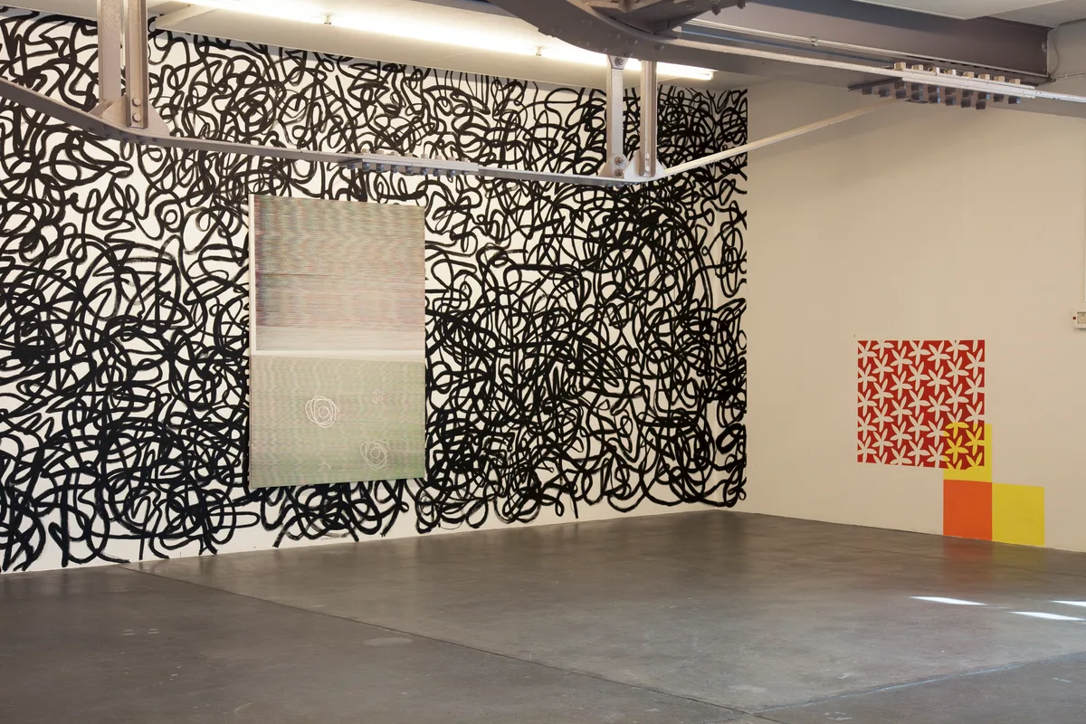 Man sieht Kunst an Wänden in einer Halle.