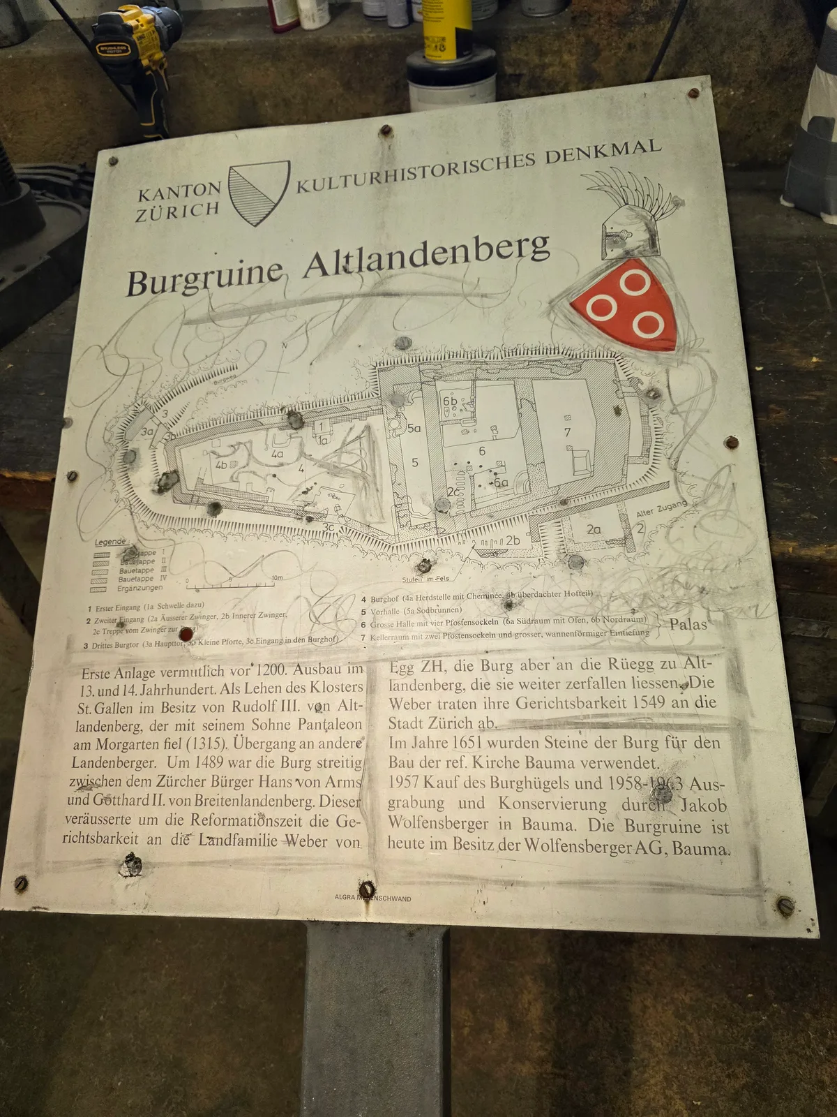 Man sieht eine kaputte Info-Tafel.