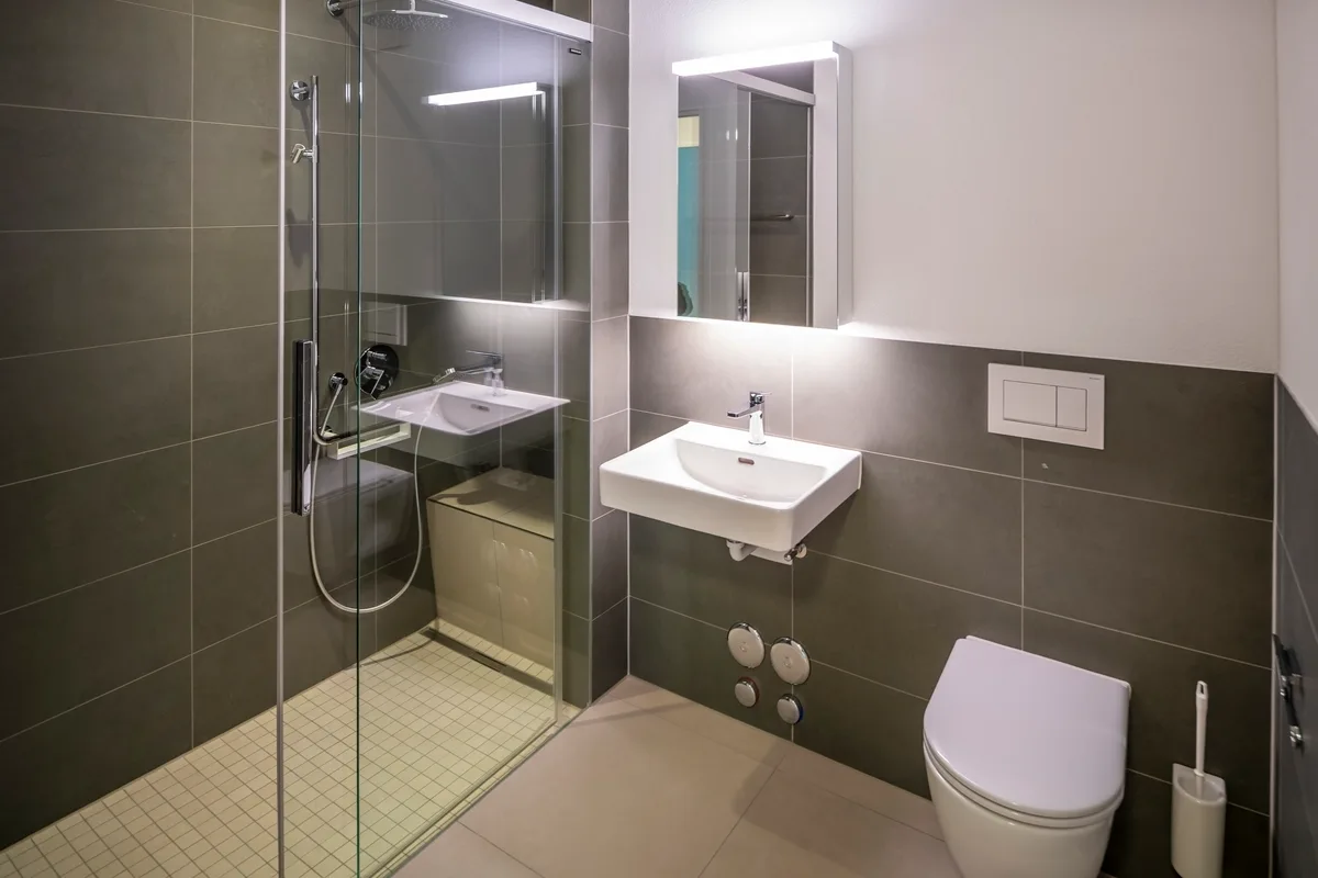 Augenmerk Barrierefreiheit: Die Badezimmer sind praktisch eingerichtet, der Einstieg in die Dusche ist einfach möglich. Der Neubau der Alterssiedlung am Chämibach in Turbenthal ist eingeweiht worden.