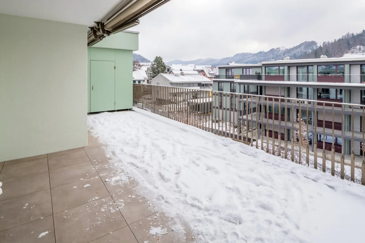 Der Attika Balkon ist so grosszügig, da muss sogar Schnee geräumt werden. Der Neubau der Alterssiedlung am Chämibach in Turbenthal ist eingeweiht worden.