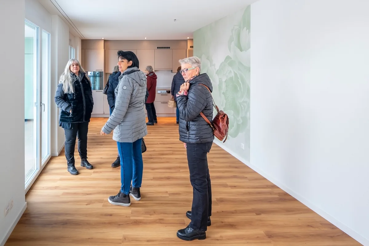Da die Fenster keine Brüstungen haben, sind die Räume auch dann hell, wenn der Himmel bewölkt ist. Der Neubau der Alterssiedlung am Chämibach in Turbenthal ist eingeweiht worden.