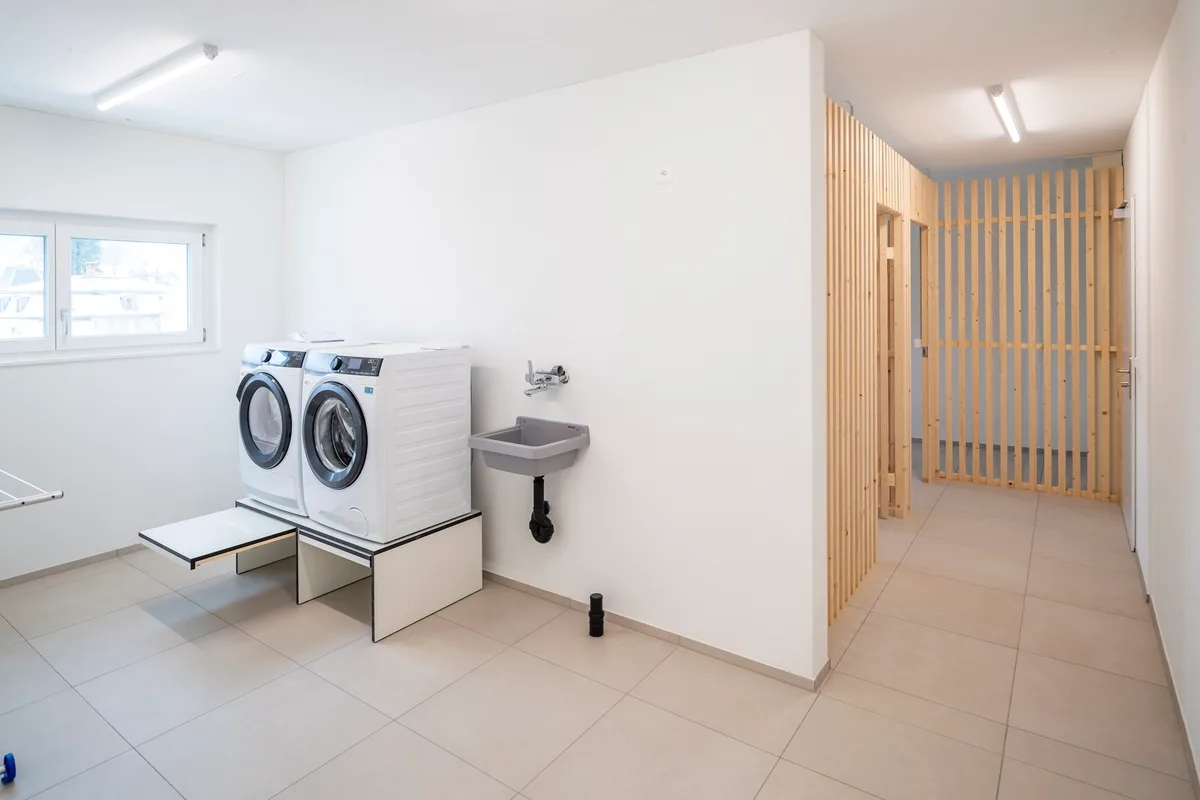 Waschküche und Abstellraum sind auf demselben Geschoss wie die dazugehörige Wohnung. Der Neubau der Alterssiedlung am Chämibach in Turbenthal ist eingeweiht worden.