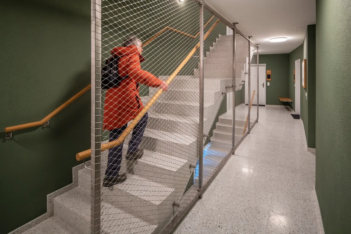 Das Treppenhaus ist grosszügig angelegt und ist farblich auf das Ambiente der Wohnungen abgestimmt. Der Neubau der Alterssiedlung am Chämibach in Turbenthal ist eingeweiht worden.