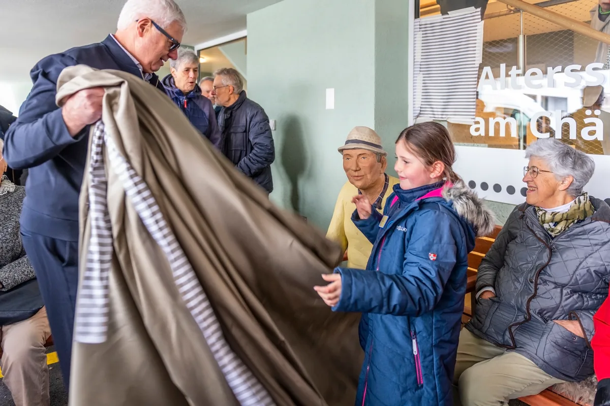 Bruno Ruppli enthüllte mit der Hilfe seiner Enkelin Lynn Spiess das Werk «Alltagsmenschen» von Christel und Laura Lechner. Der Neubau der Alterssiedlung am Chämibach in Turbenthal ist eingeweiht worden.