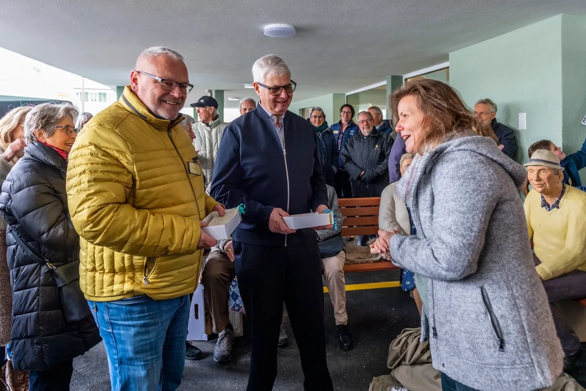 Cornelia Kessler verdankt im Namen der Baukommission die beiden Präsidenten René Gubler und Bruno Ruppli. Der Neubau der Alterssiedlung am Chämibach in Turbenthal ist eingeweiht worden.
