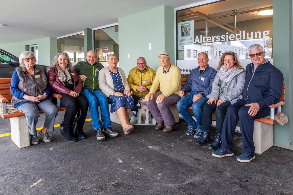 Auf dem Bank vor dem Eingang hat die Ganze Baukommission platz. Erika Lehmann, Katrin Ruzicka, Andi Jehle, René Gubler, Manfred Astl, Cornelia Kessler und Bruno Ruppli. Auf dem Bank vor dem Eingang hat die Ganze Baukommission platz. Erika Lehmann, Katrin Ruzicka, Andi Jehle, René Gubler, Manfred Astl, Cornelia Kessler und Bruno Ruppli.