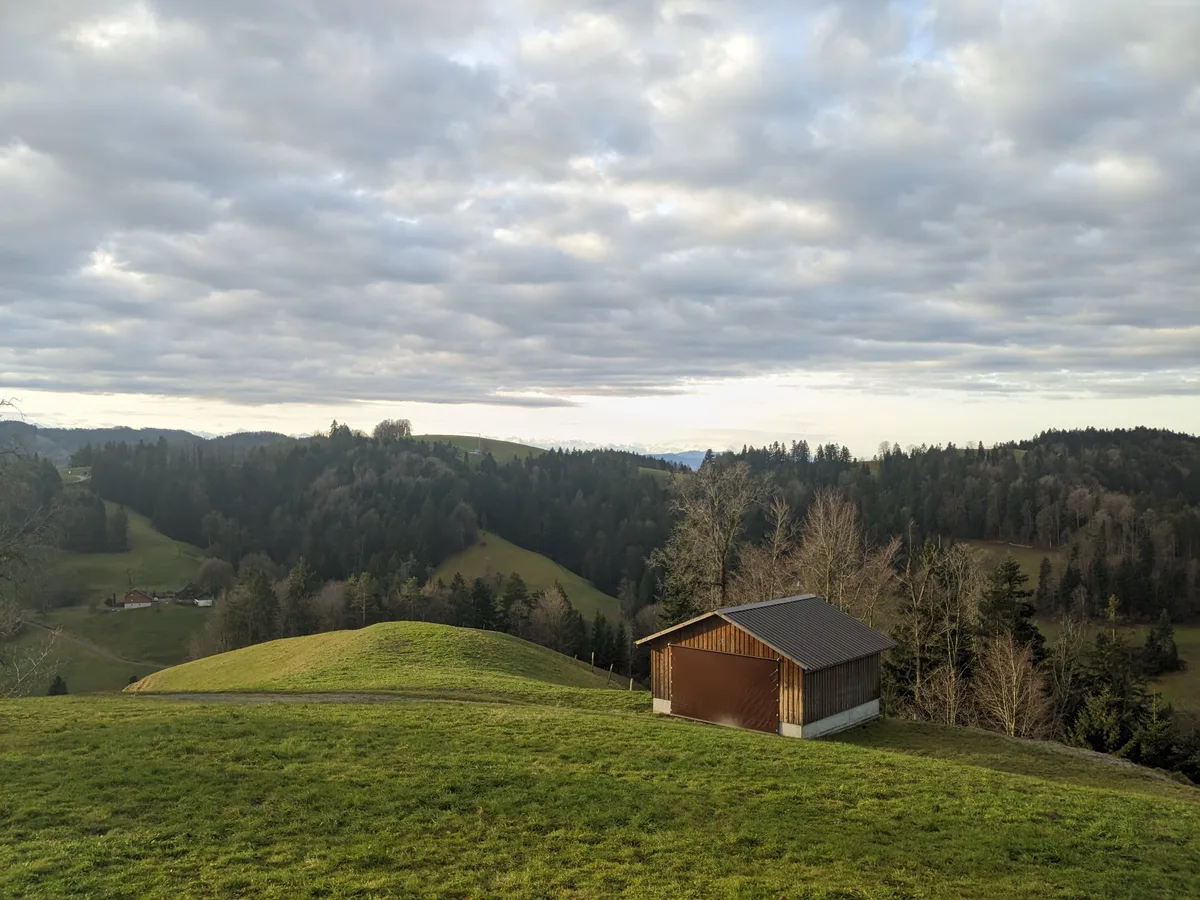 Für Inhaber Ruedi Ott ist das «Sunnebad» eine Perle im Oberland. Die Aussicht ist selbst an einem bewölkten Tag gut. Man sieht die Aussicht von einem Hügel.