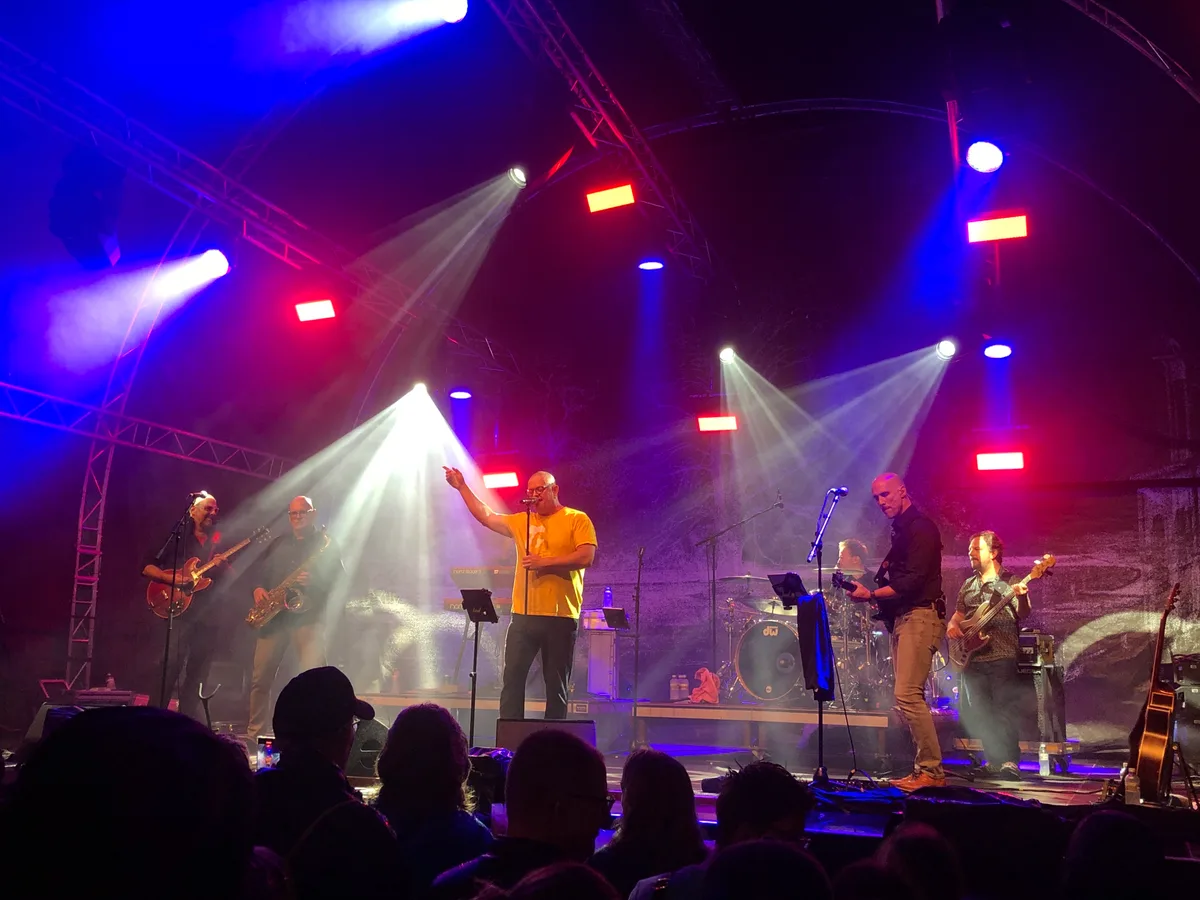 Azton mit Sänger Marc Reinhard beim Konzert an der Badenfahrt 2023.