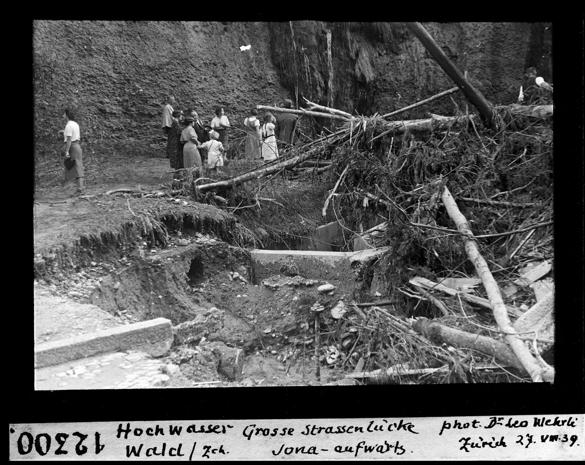 Man sieht ein altes Foto von einem Unwetter am Bachtel.