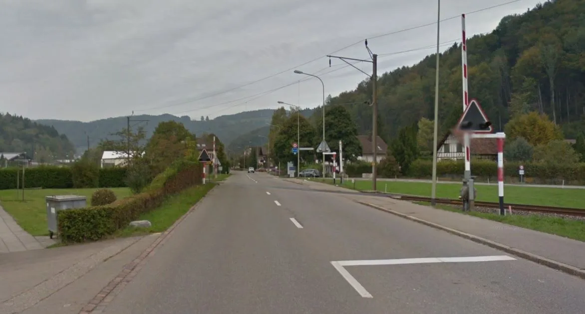 Bei den Gleisen beim Bahnübergang auf der Tösstalstrasse stehen Unterhaltsarbeiten an. Das sorgt für eine Sperrung.