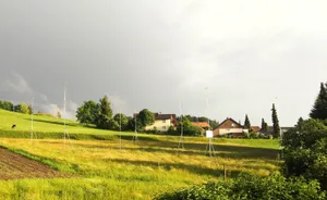 22290986-2 Die Baugespanne in Wildberg stehen schon eine Weile. Und der Konflikt um die geplanten Alterswohnungen wird vermutlich nicht so schnell beigelegt.