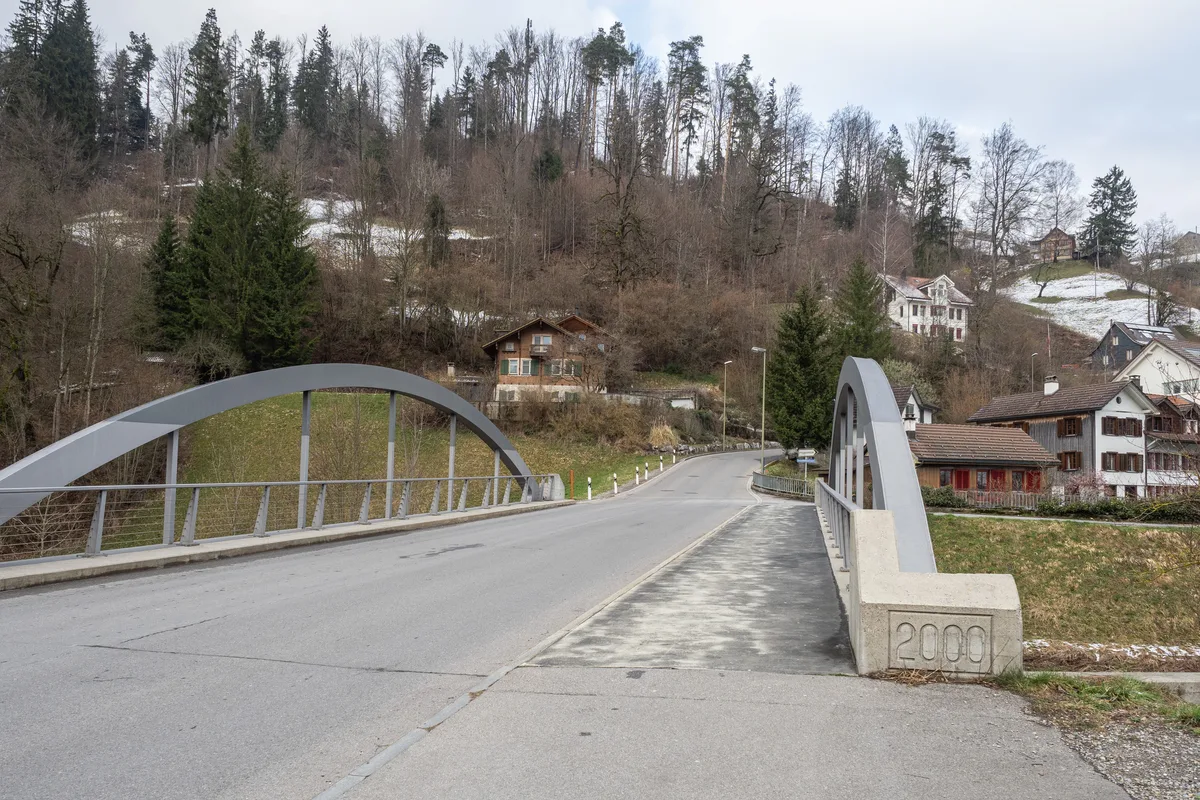 Die Tössbrücke soll künftig zwei Gehwege haben und nicht nur einen. Man sieht eine Strassenbrücke.