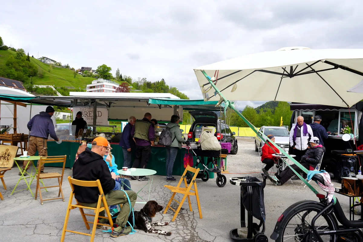 Der Markt in Bauma auf dem Areal des alten Landi ist auch ein beliebter Treffpunkt - und kann auf eine treue Stammkundschaft zählen.