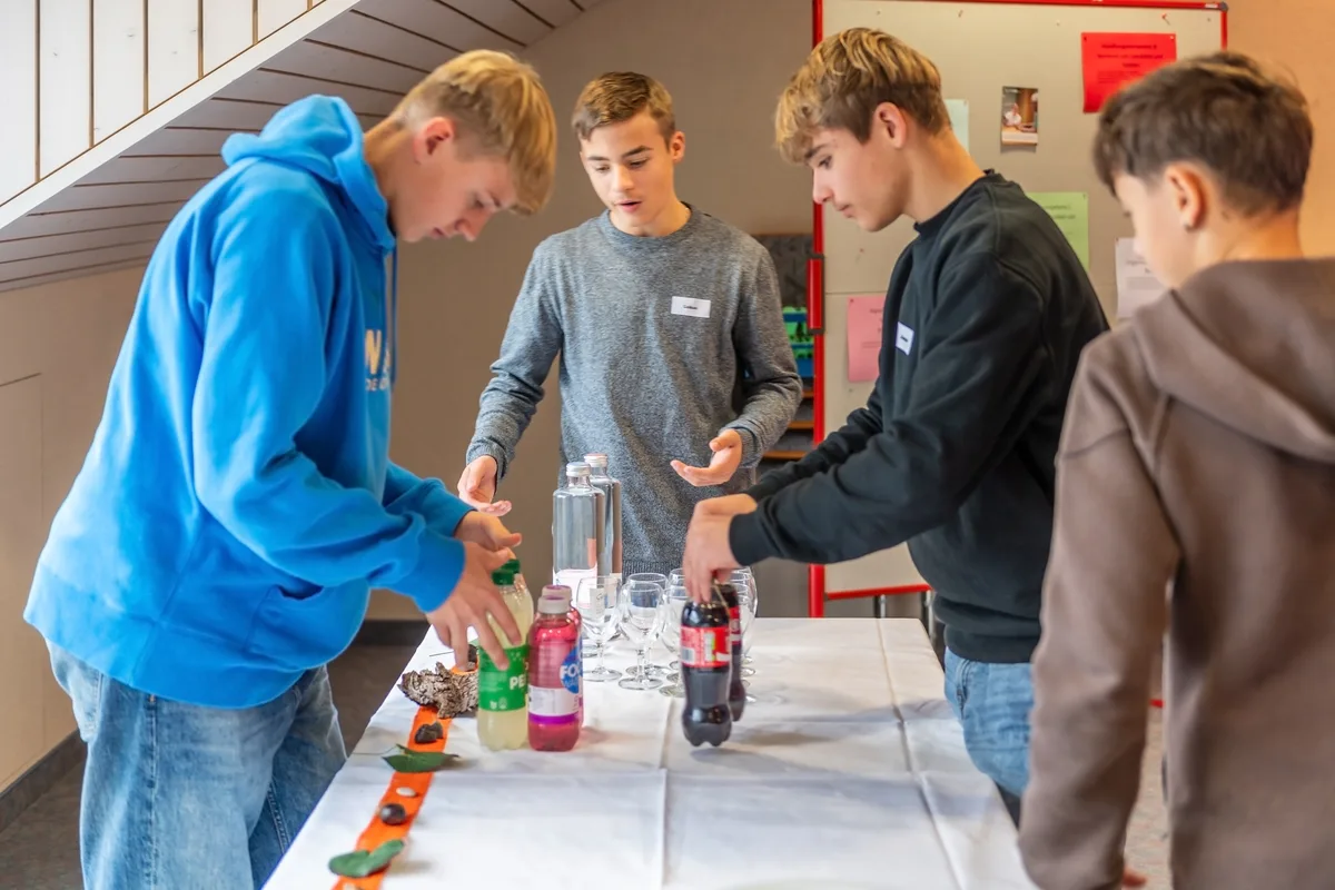 Man sieht junge Männer, wie sie einen Apéro vorbereiten. 