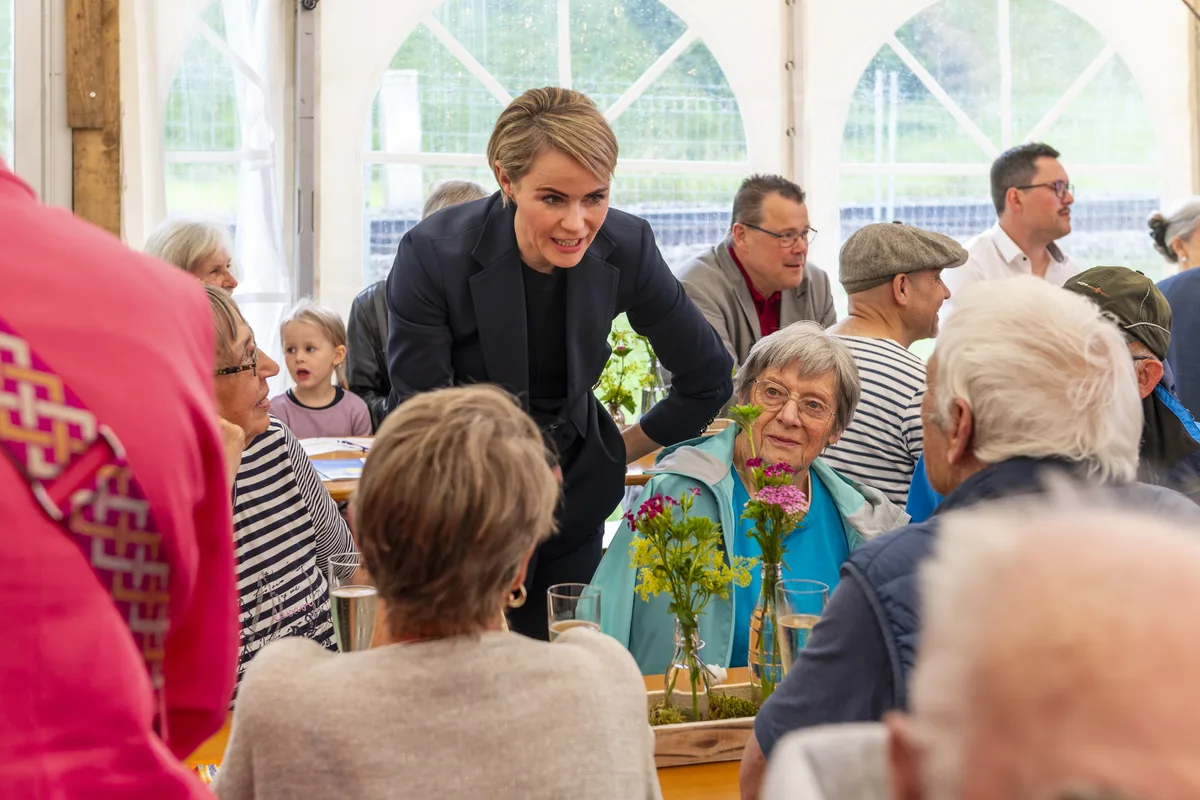 Regierungspräsidentin und Gesundheitsvorsteherin Natalie Rickli mischt sich unter das Publikum. Die Blumenau in Bauma feiert ihr 130 jähriges Bestehen.