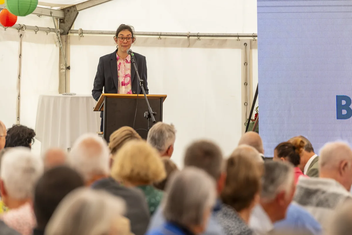 Lea Graf eröffnet den grossen Freudentag für die Blumenau. Die Blumenau in Bauma feiert ihr 130 jähriges Bestehen.