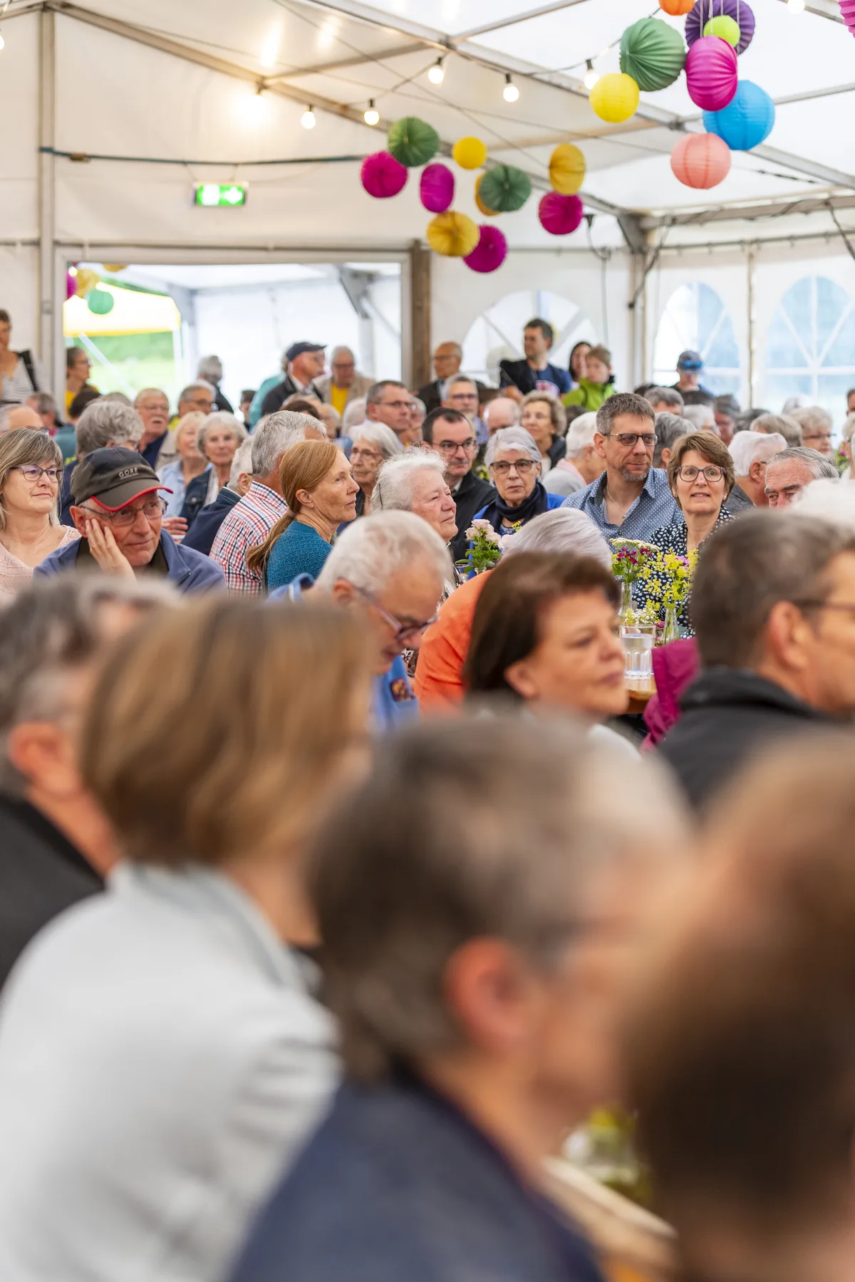 Gut 250 Personen fanden sich zur offizeillen Eröffnung im hübsch geschmückten Festzelt ein. Die Blumenau in Bauma feiert ihr 130 jähriges Bestehen.