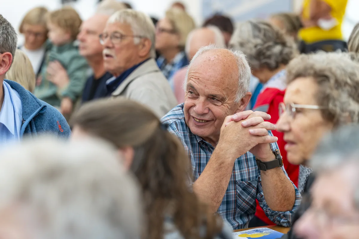 Alt Bundesrat Ueli Maurer als aufmerksamer Zuhörer mitten im Festzelt. Die Blumenau in Bauma feiert ihr 130 jähriges Bestehen.